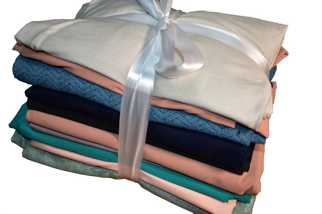 Bundle Offer with 10pcs Polyester Jersey/Cotton Bundle offer, 10 pcs mix n match pack., Roughly 1meter each piece approx or maybe less or more, of clearance fabric. There will be a variety of colours, Styles and designs, 
The worth of the fabric is very Great value for what you will pay
 
