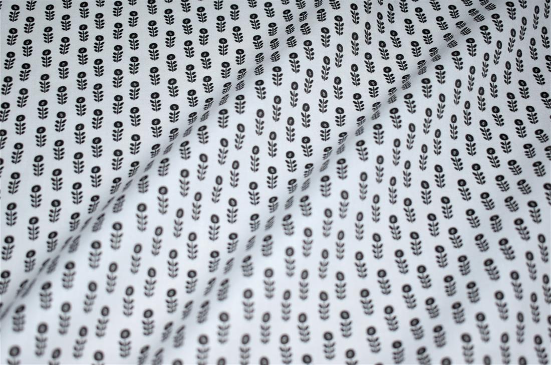 Premium Printed 100% Cotton, 135 cm Wide, High Quality; Weight; 150gsm This lovely fabric is great for dressmaking, quilting, patchwork, bed sheets, pillow cases, curtains, face masks/coverings, and for craft projects. Colours may slightly vary due to the lighting during the photo shooting or the monitor's display. Wash at 30degree.