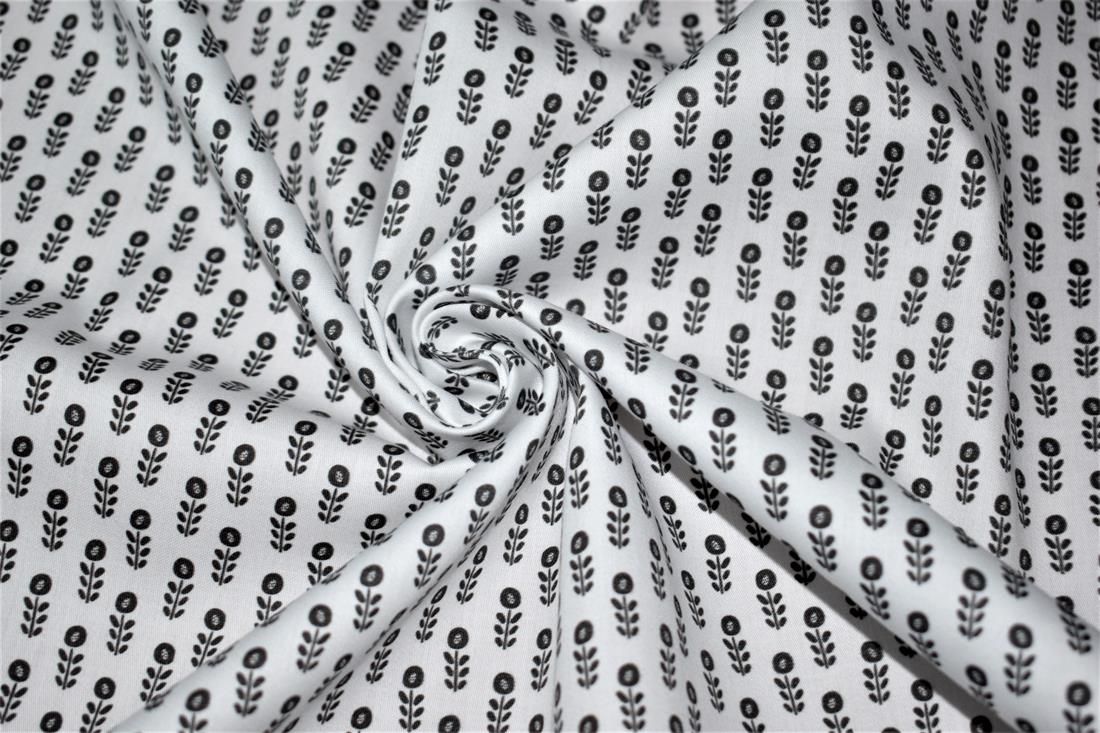 Premium Printed 100% Cotton, 135 cm Wide, High Quality; Weight; 150gsm This lovely fabric is great for dressmaking, quilting, patchwork, bed sheets, pillow cases, curtains, face masks/coverings, and for craft projects. Colours may slightly vary due to the lighting during the photo shooting or the monitor's display. Wash at 30degree.