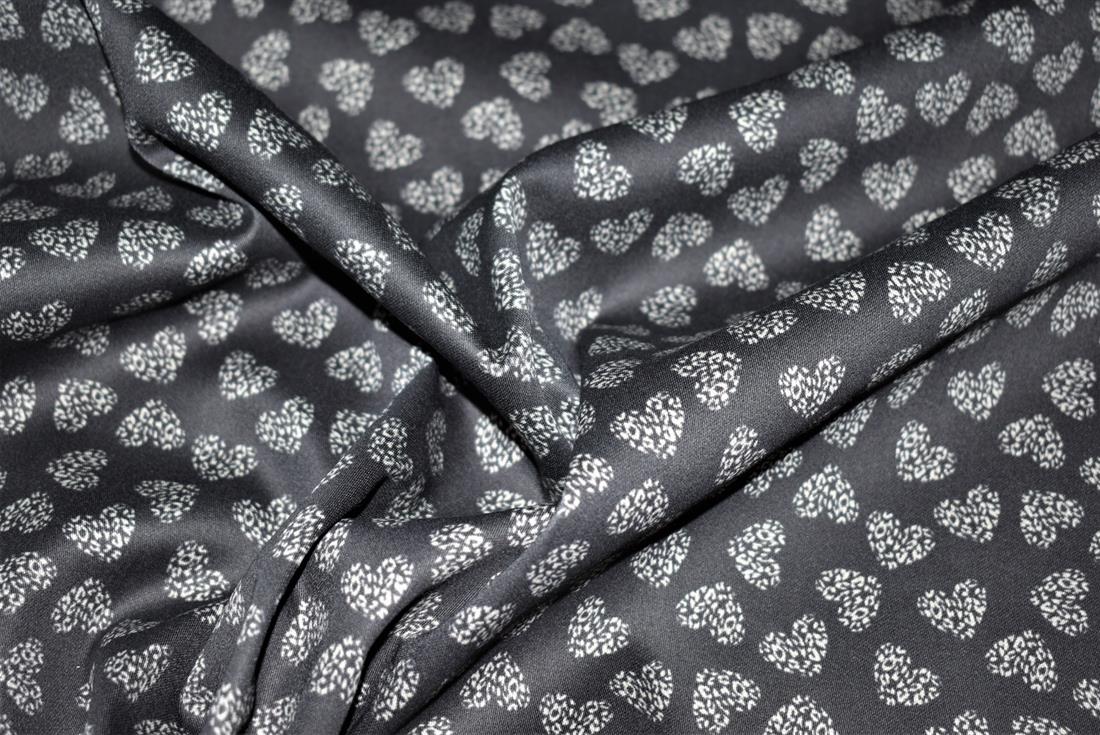 Premium Printed 100% Cotton, 135 cm Wide, High Quality; Weight; 150gsm This lovely fabric is great for dressmaking, quilting, patchwork, bed sheets, pillow cases, curtains, face masks/coverings, and for craft projects. Colours may slightly vary due to the lighting during the photo shooting or the monitor's display. Wash at 30degree.