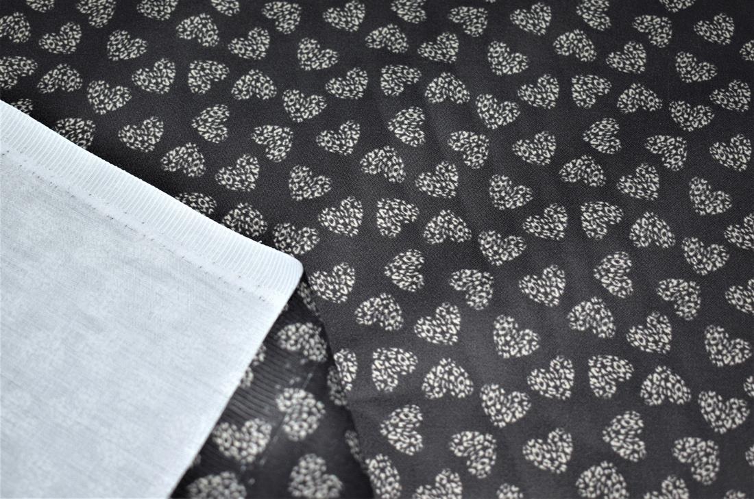 Premium Printed 100% Cotton, 135 cm Wide, High Quality; Weight; 150gsm This lovely fabric is great for dressmaking, quilting, patchwork, bed sheets, pillow cases, curtains, face masks/coverings, and for craft projects. Colours may slightly vary due to the lighting during the photo shooting or the monitor's display. Wash at 30degree.