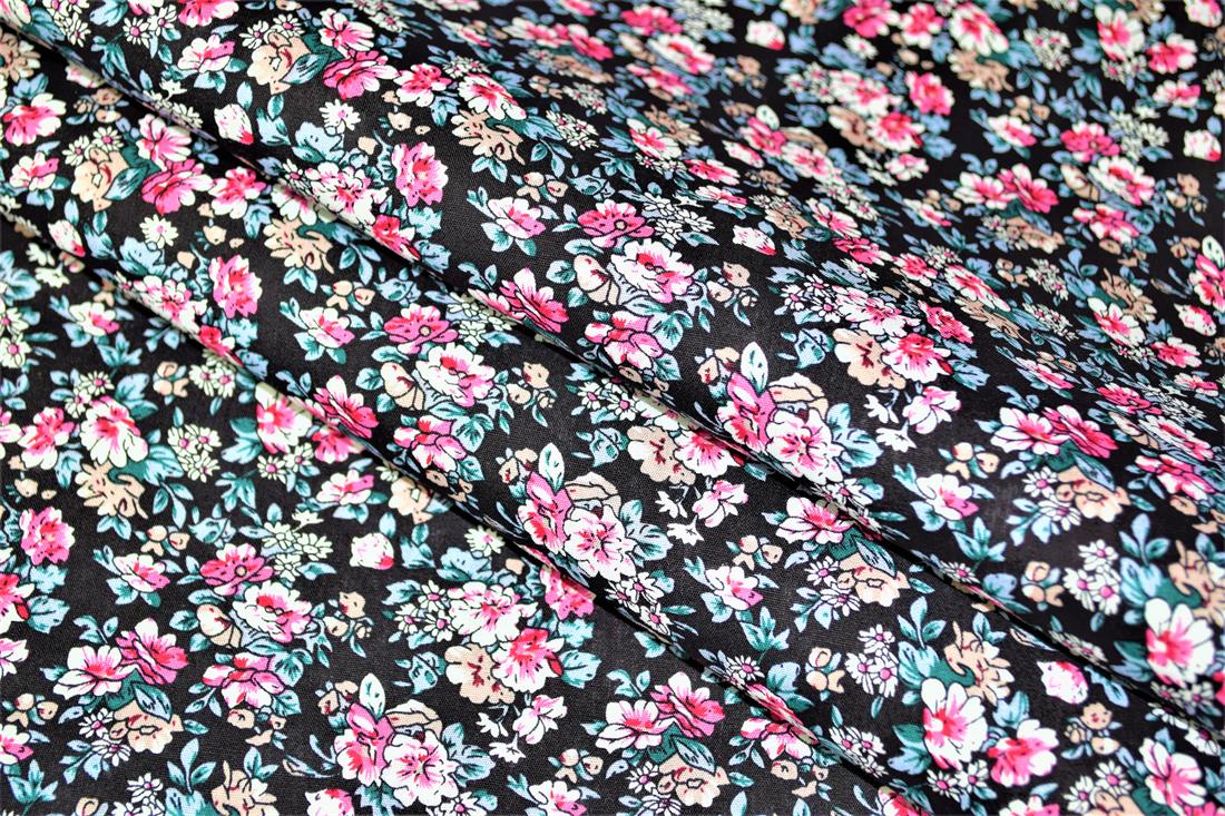 Premiume Printed Florals 100% Cotton Poplin Fabric , 145cm Wide, High Quality; It is perfect for dressmaking, cushion-covers, patchwork, bunting, quilting, and for craft projects. Colours may slightly vary due to the lighting during the photo shooting or the monitor's display.