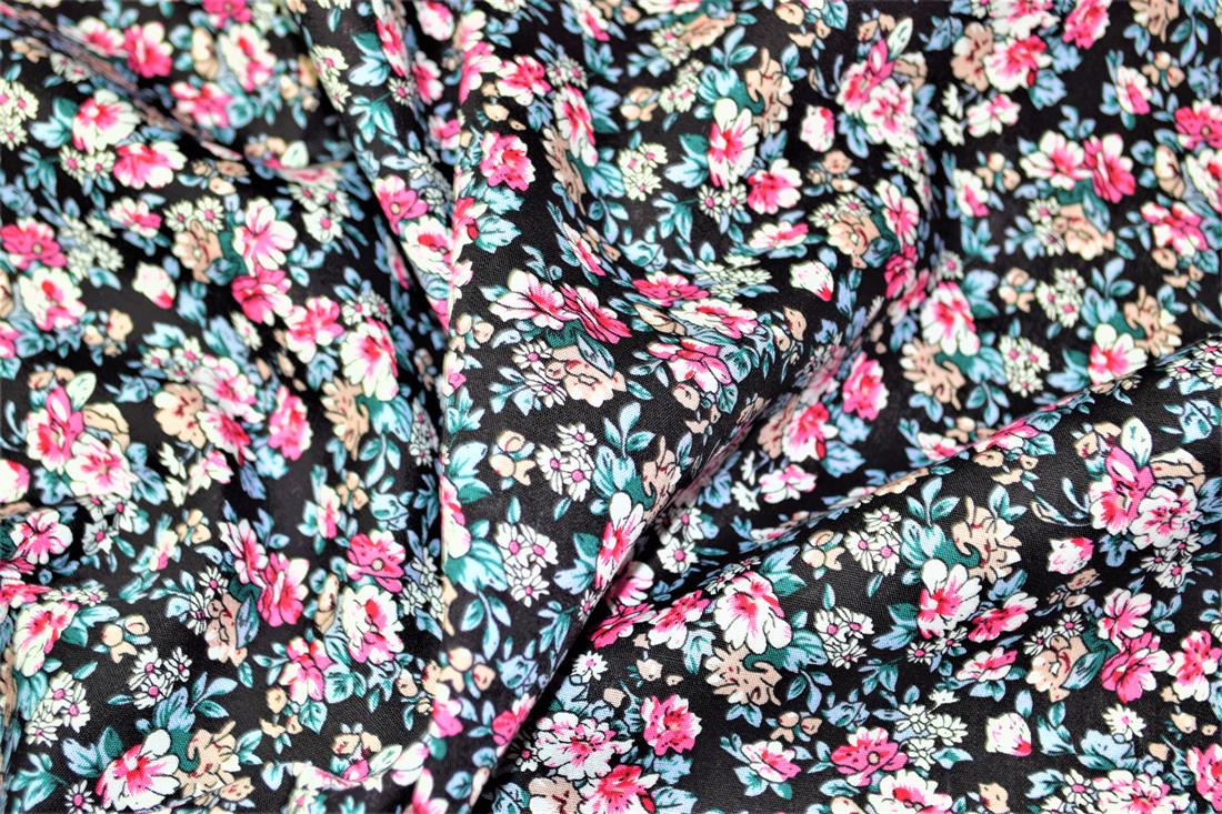 Premiume Printed Florals 100% Cotton Poplin Fabric , 145cm Wide, High Quality; It is perfect for dressmaking, cushion-covers, patchwork, bunting, quilting, and for craft projects. Colours may slightly vary due to the lighting during the photo shooting or the monitor's display.