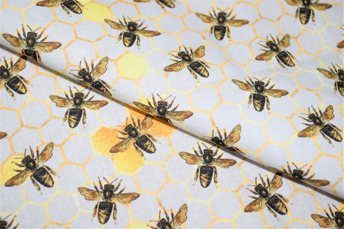 100% COTTON FABRIC
This Bee pattern fabric is perfect for dressmaking, quilting, patchwork, bunting, cushion-covers, and for craft projects.
Colours may slightly vary due to the lighting during the photo shooting or the monitor's display.