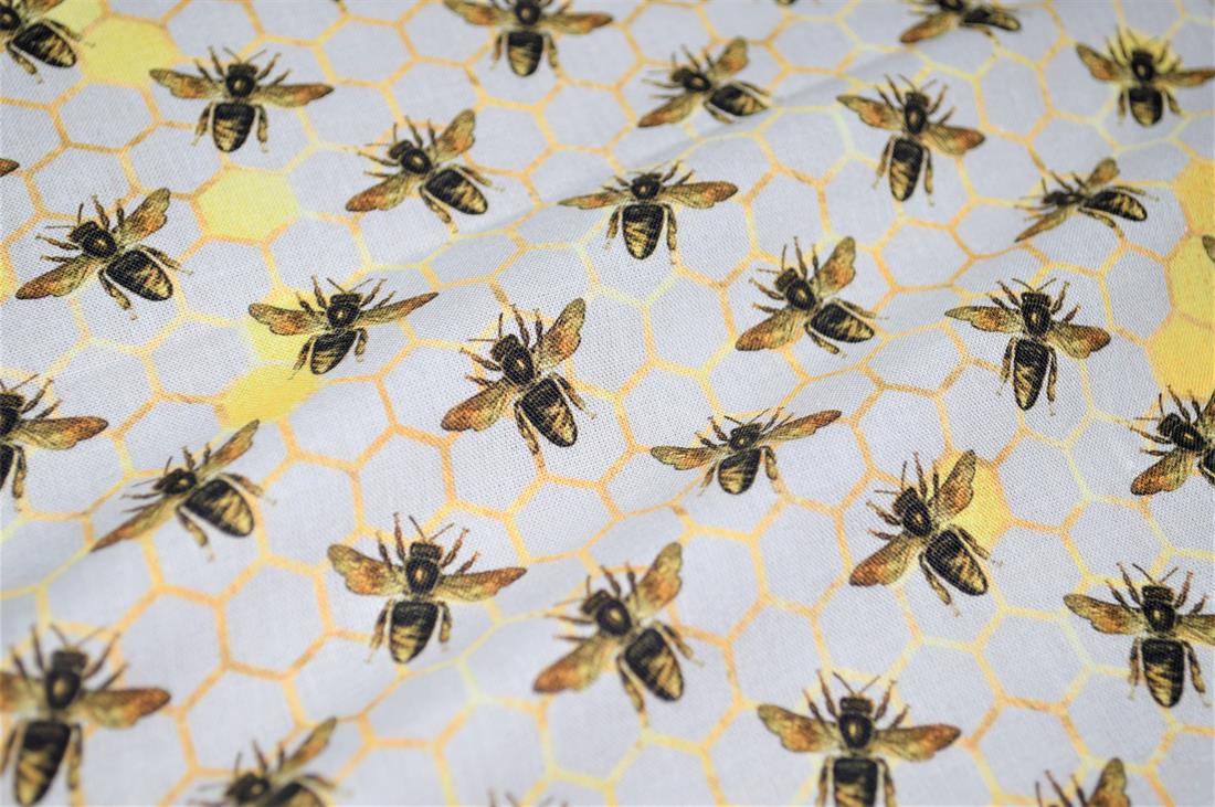100% COTTON FABRIC
This Bee pattern fabric is perfect for dressmaking, quilting, patchwork, bunting, cushion-covers, and for craft projects.
Colours may slightly vary due to the lighting during the photo shooting or the monitor's display.