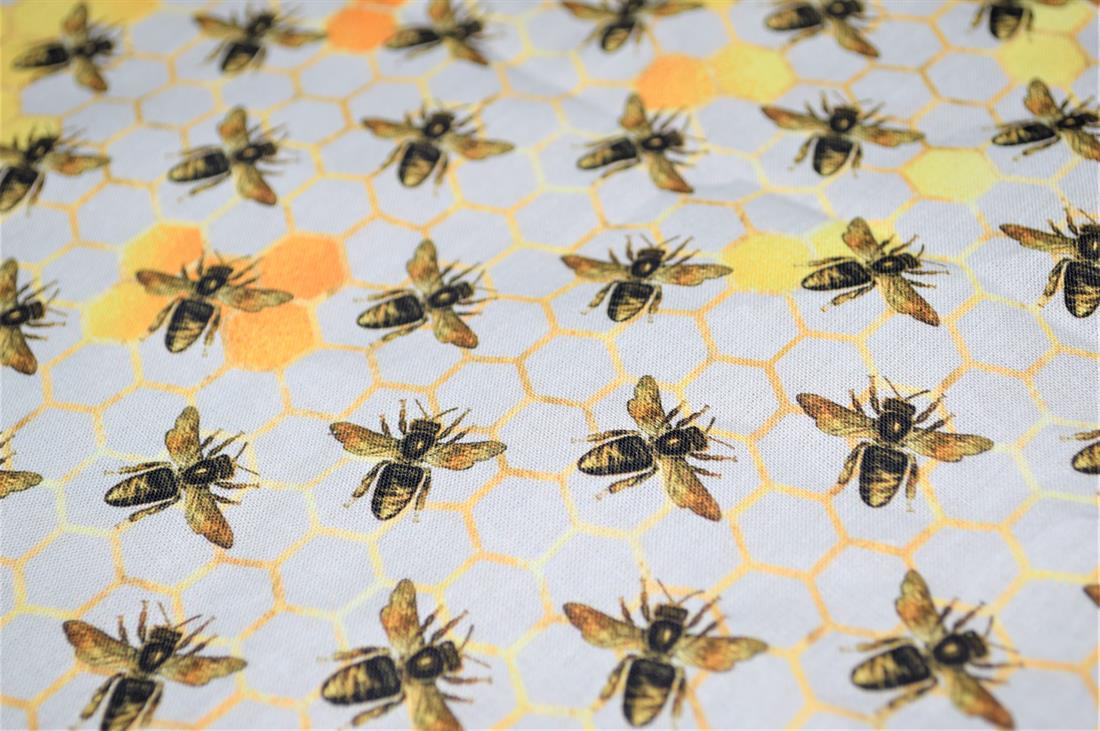 100% COTTON FABRIC
This Bee pattern fabric is perfect for dressmaking, quilting, patchwork, bunting, cushion-covers, and for craft projects.
Colours may slightly vary due to the lighting during the photo shooting or the monitor's display.