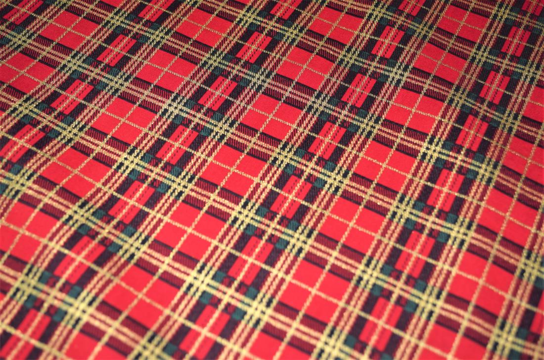 Tartan Printed 100% Cotton fabric Hight quality 54" wide, This lovely fabric is great for dressmaking, quilting, patchwork, bed sheets, pillow cases, curtains, face masks/coverings, and for craft projects. Width 137cm Weight 150gr/m2 Composition 100% Cotton Washing - 30 degrees celsius Colours may slightly vary due to the lighting during the photo 
 