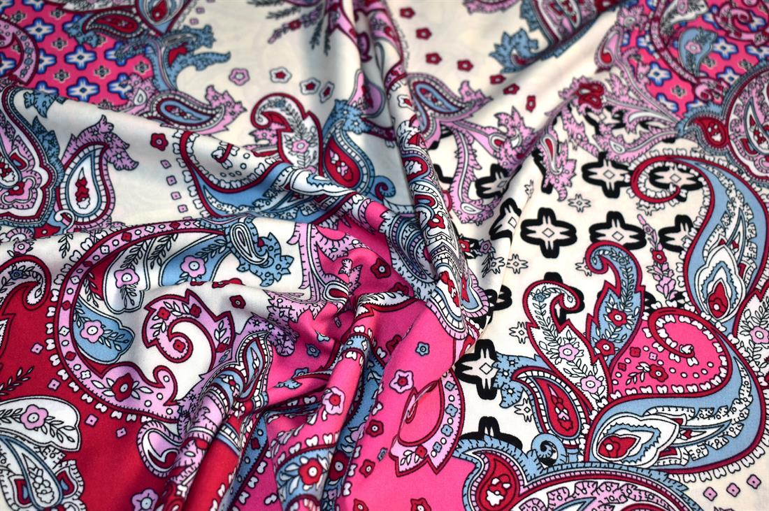 Printed Crepe fabric material
Perfect for Dressmaking, linings and other crafty projects. 
Width: 59"/ 150cm
Colours may slightly vary due to the lighting during the photo shooting or the monitor's display.