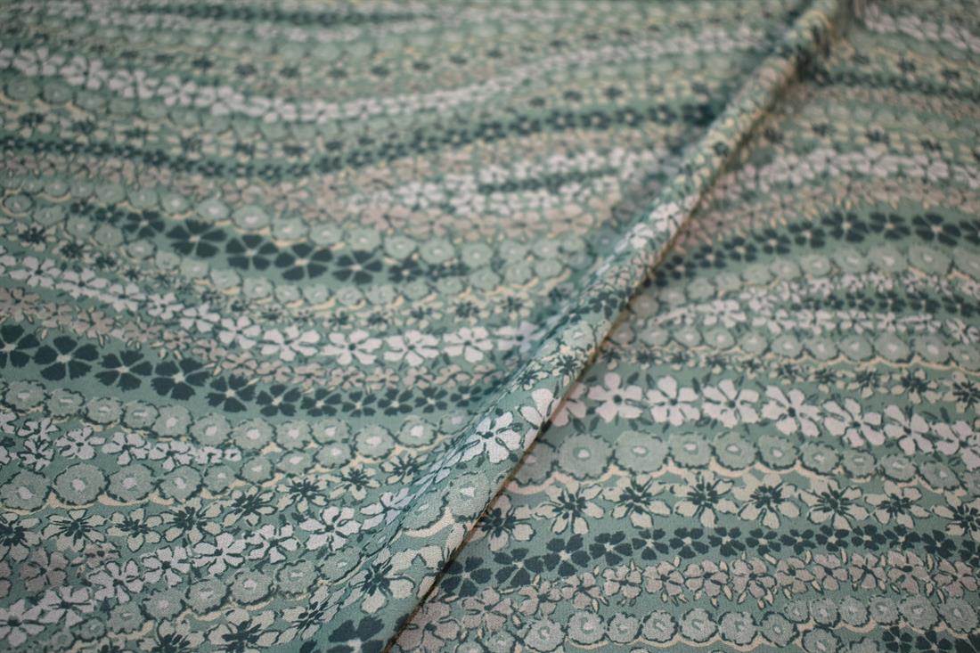 Printed Chiffon Fabric
Perfect for Dressmaking, Tops, Skirts, Dancewear/ Costumes.
Width: 58"/ 145cm
Colours may slightly vary due to the lighting during the photo shooting or the monitor's display.