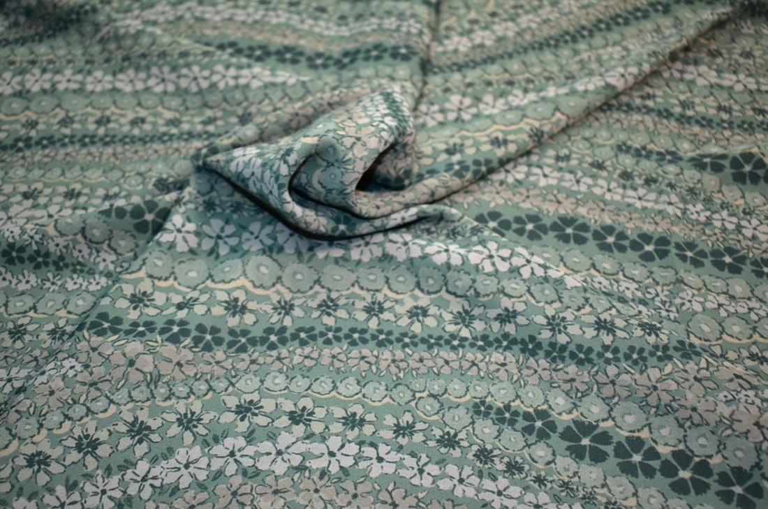 Printed Chiffon Fabric
Perfect for Dressmaking, Tops, Skirts, Dancewear/ Costumes.
Width: 58"/ 145cm
Colours may slightly vary due to the lighting during the photo shooting or the monitor's display.