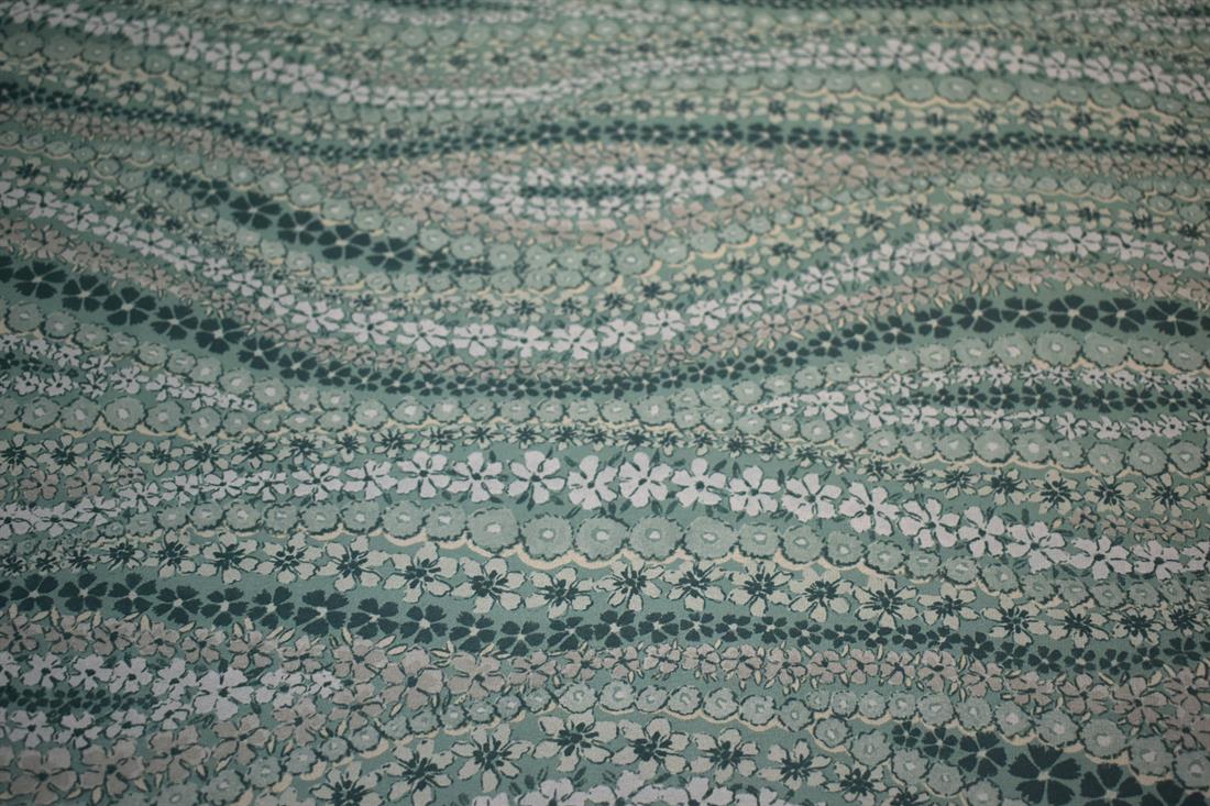 Printed Chiffon Fabric
Perfect for Dressmaking, Tops, Skirts, Dancewear/ Costumes.
Width: 58"/ 145cm
Colours may slightly vary due to the lighting during the photo shooting or the monitor's display.