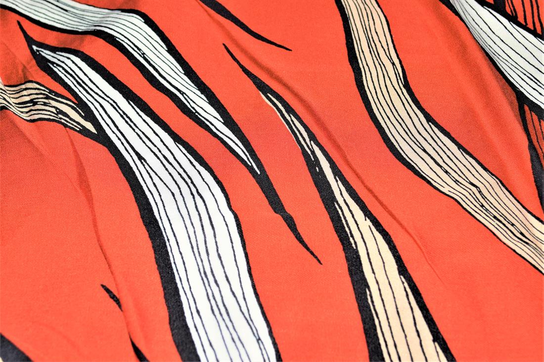 Premium Printed Rayon/Viscos Fabric, Tropical Flower Print Design, 150cm Wide, High Quality, 
Colours may slightly vary due to the lighting during the photo shooting or the monitor's display.