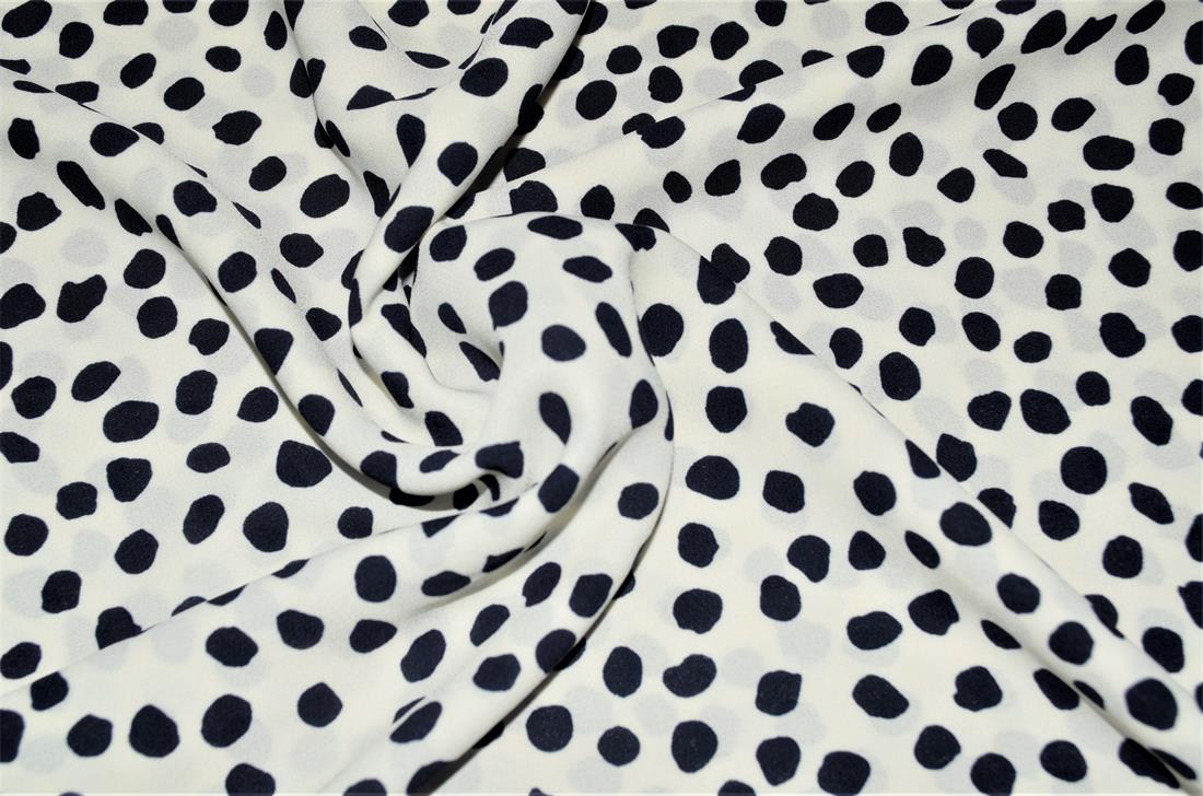 Premium Printed Rayon/Viscos Fabric, Tropical Flower Print Design, 150cm Wide, High Quality, Colours may slightly vary due to the lighting during the photo shooting or the monitor's display.