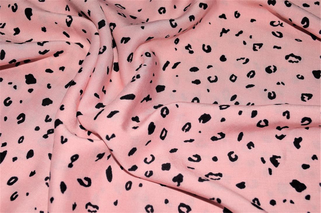 Premium Printed Rayon/Viscos Fabric, Tropical Flower Print Design, 150cm Wide, High Quality, Colours may slightly vary due to the lighting during the photo shooting or the monitor's display.
 