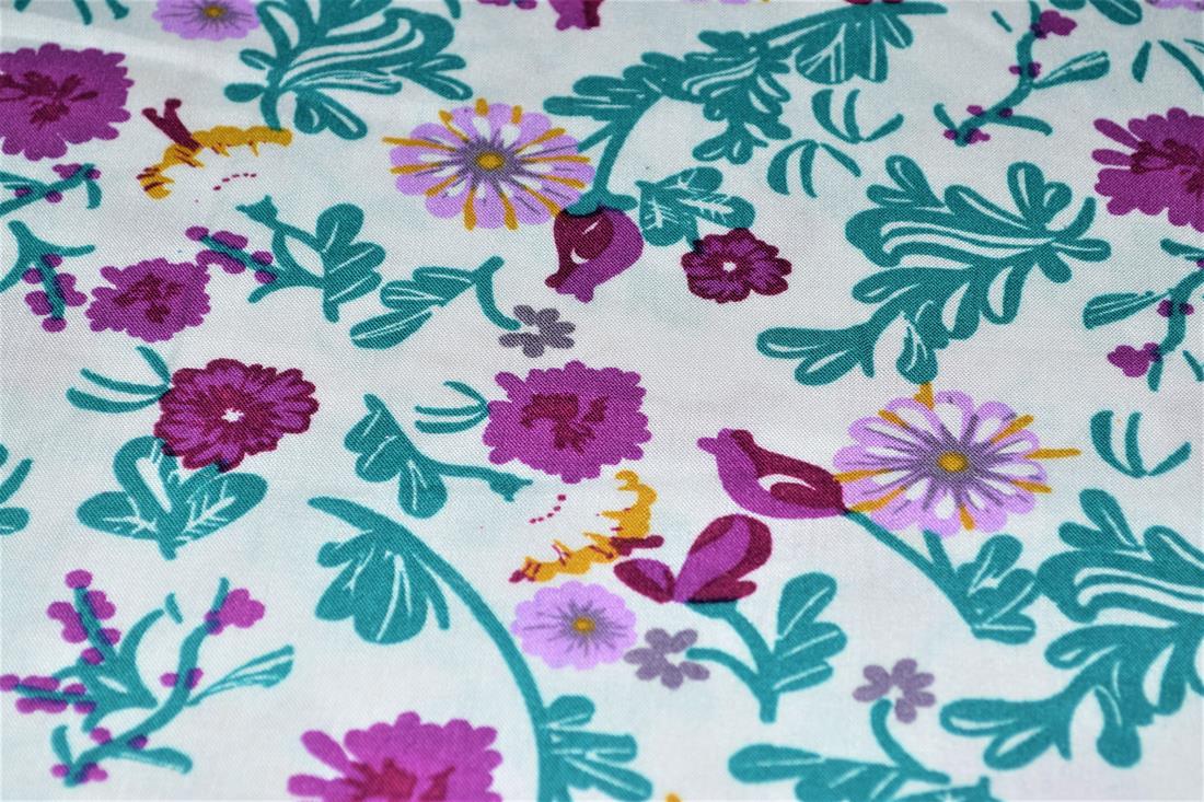 Printed 100% Viscose fabric, Paisley Floral Print, 147 cm wide, High Quality fabirc, Perfect for Dressmaking, linings and other crafty projects. Colours may slightly vary due to the lighting during the photo shooting or the monitor's display.