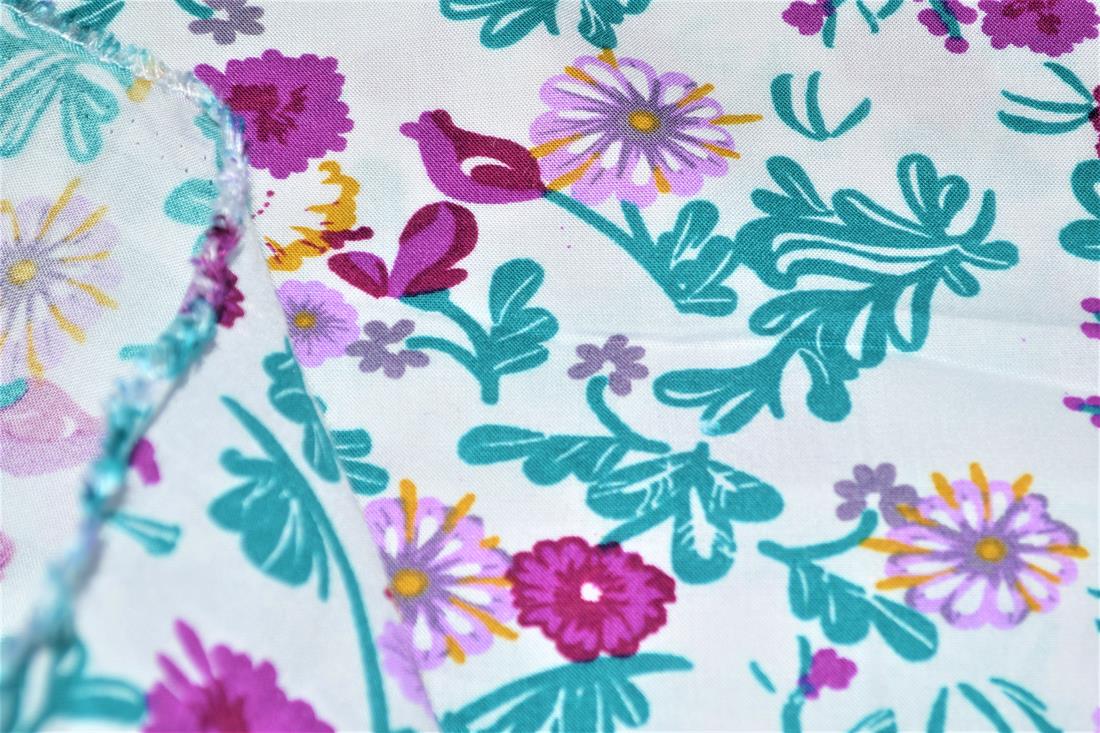 Printed 100% Viscose fabric, Paisley Floral Print, 147 cm wide, High Quality fabirc, Perfect for Dressmaking, linings and other crafty projects. Colours may slightly vary due to the lighting during the photo shooting or the monitor's display.