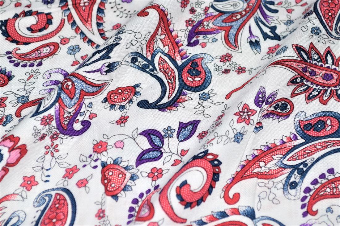 Printed 100% Viscose fabric, Floral Print, 147 cm wide, High Quality fabirc, Perfect for Dressmaking, linings and other crafty projects. Colours may slightly vary due to the lighting during the photo shooting or the monitor's display.