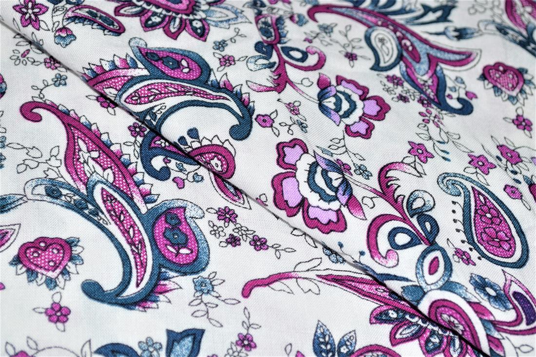 Printed 100% Viscose fabric, Floral Print, 147 cm wide, High Quality fabirc, Perfect for Dressmaking, linings and other crafty projects. Colours may slightly vary due to the lighting during the photo shooting or the monitor's display.