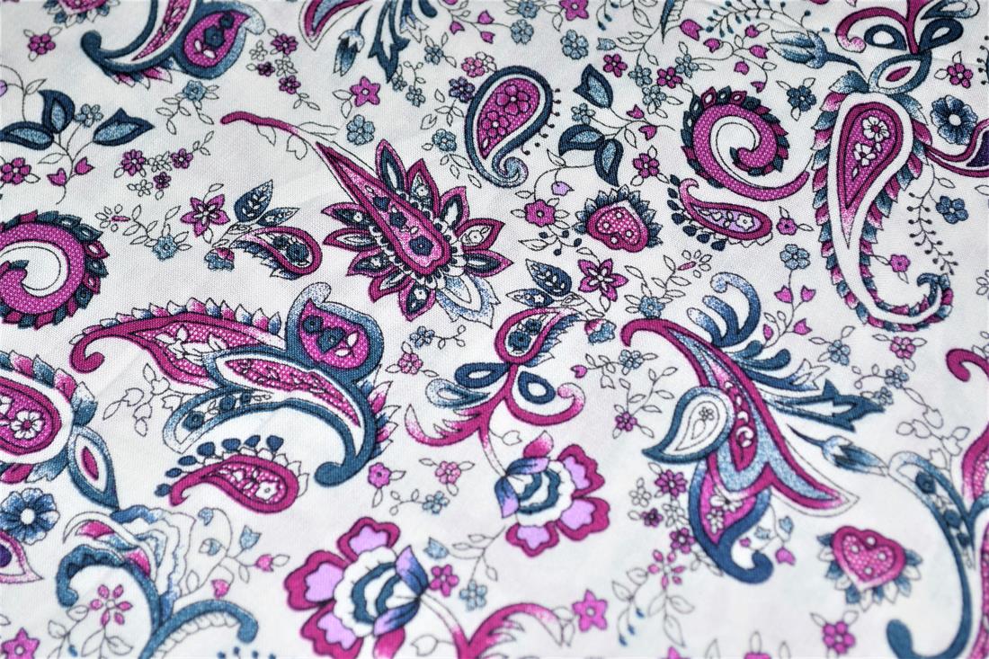 Printed 100% Viscose fabric, Floral Print, 147 cm wide, High Quality fabirc, Perfect for Dressmaking, linings and other crafty projects. Colours may slightly vary due to the lighting during the photo shooting or the monitor's display.