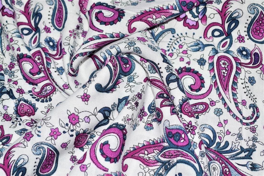 Printed 100% Viscose fabric, Floral Print, 147 cm wide, High Quality fabirc, Perfect for Dressmaking, linings and other crafty projects. Colours may slightly vary due to the lighting during the photo shooting or the monitor's display.