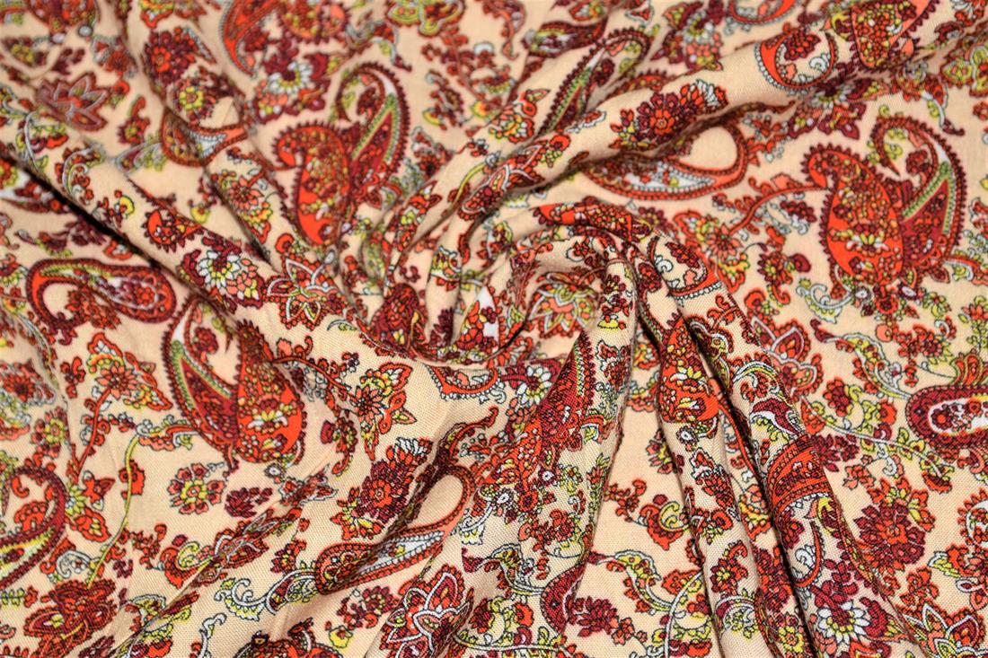 Printed 100% Viscose fabric, Floral Print, 147 cm wide, High Quality fabirc, Perfect for Dressmaking, linings and other crafty projects. Colours may slightly vary due to the lighting during the photo shooting or the monitor's display.