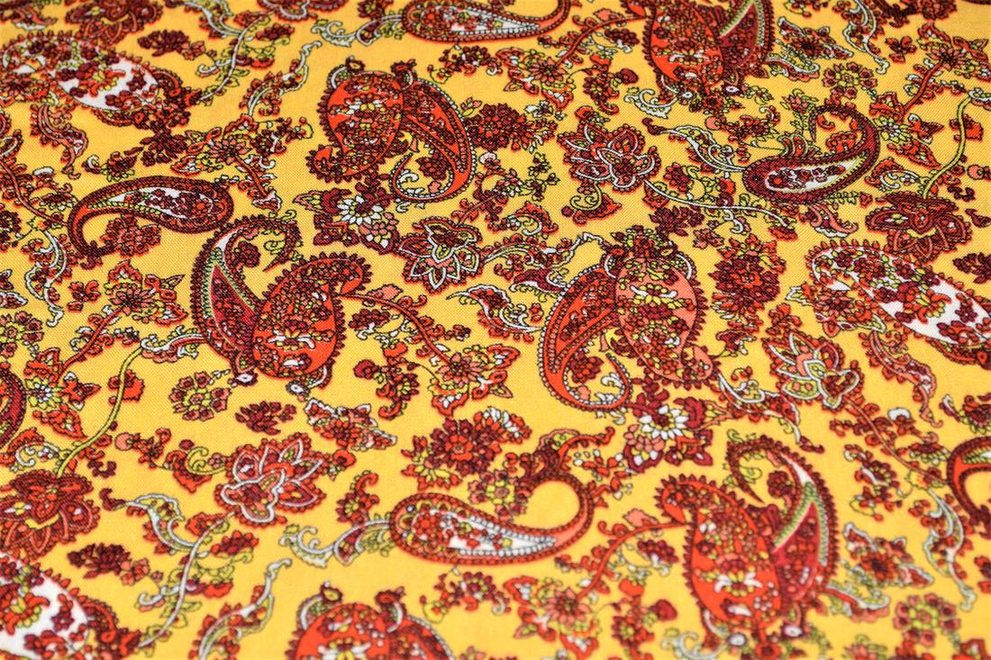 Printed 100% Viscose fabric, Floral Print, 147 cm wide, High Quality fabirc, Perfect for Dressmaking, linings and other crafty projects. Colours may slightly vary due to the lighting during the photo shooting or the monitor's display.