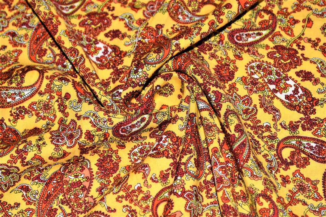 Printed 100% Viscose fabric, Floral Print, 147 cm wide, High Quality fabirc, Perfect for Dressmaking, linings and other crafty projects. Colours may slightly vary due to the lighting during the photo shooting or the monitor's display.